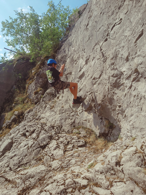 Village Camps International Summer Camp Leysin, Switzerland 2025-08-09 https://www.villagecamps.com/journals_admin/images/2492-4419-archeryandclimbing-49.jpg