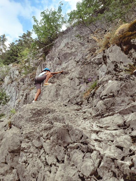 Village Camps International Summer Camp Leysin, Switzerland 2025-08-09 https://www.villagecamps.com/journals_admin/images/2492-4420-archeryandclimbing-42.jpg