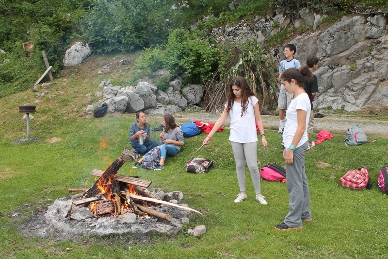 Village Camps International Summer Camp Leysin, Switzerland 2025-08-09 https://www.villagecamps.com/journals_admin/images/691-14-campfirereds0029.jpg