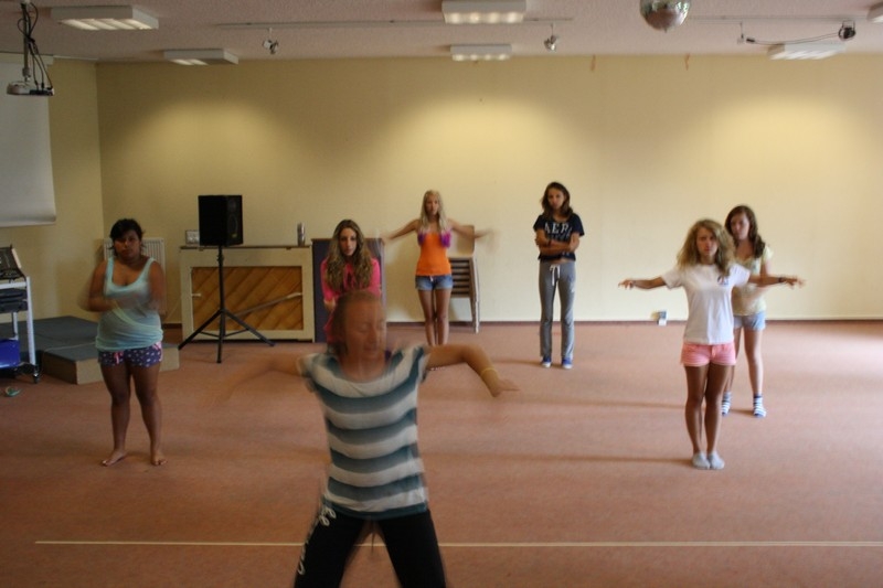 Village Camps International Summer Camp Leysin, Switzerland 2025-08-09 https://www.villagecamps.com/journals_admin/images/714-20-dance.jpg