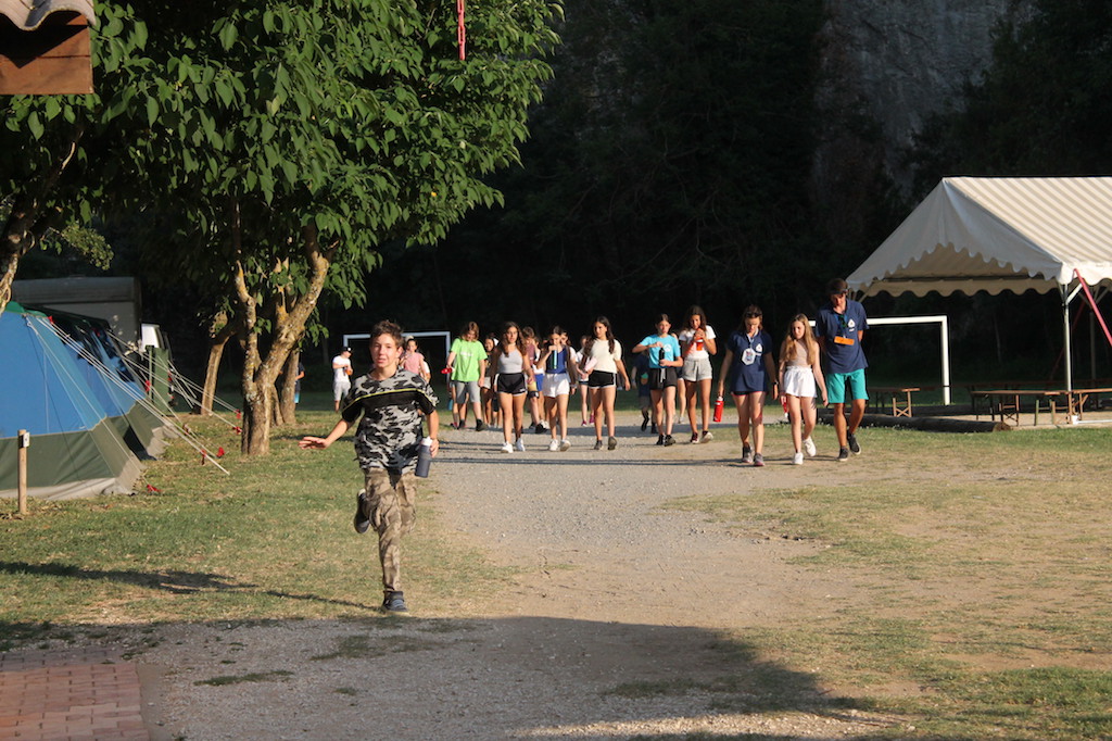 Village Camps International Summer Camp Ard&egrave;che, France 2019-07-26 https://www.villagecamps.com/journals_admin/images/2154-4775-Running2dinner.jpg