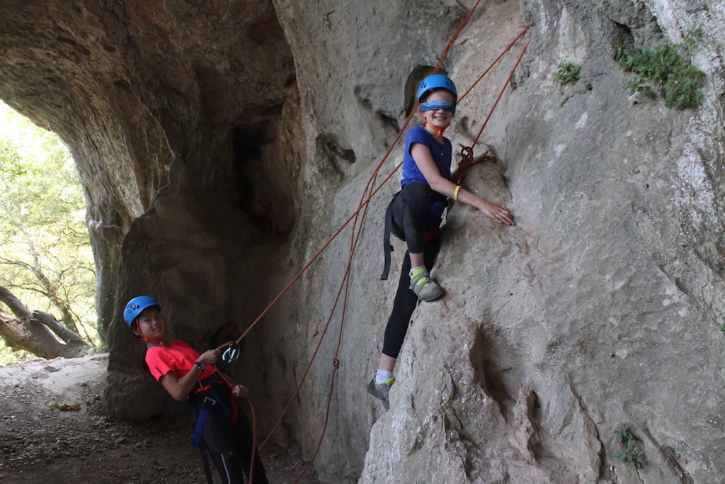 Village Camps International Summer Camp Ard&egrave;che, France 2019-07-26 https://www.villagecamps.com/journals_admin/images/2155-7910-Blindfold_climb.jpg