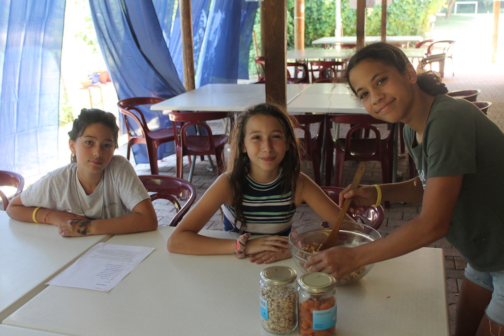 Village Camps International Summer Camp Ard&egrave;che, France 2019-07-26 https://www.villagecamps.com/journals_admin/images/2158-7804-Bake3.jpg