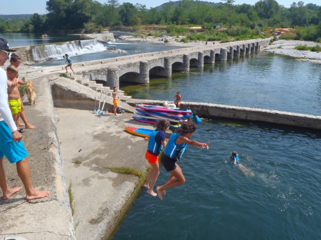 Village Camps International Summer Camp Ard&egrave;che, France 2019-07-26 https://www.villagecamps.com/journals_admin/images/2161-2403-paddleBoard3.jpg