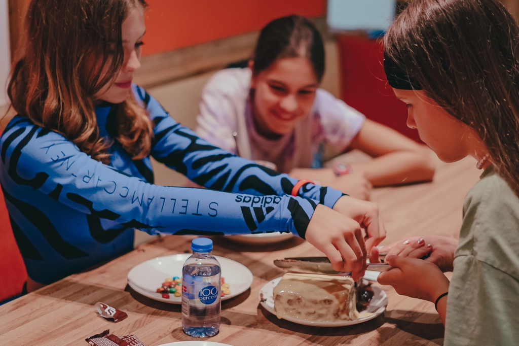 Village Camps International Summer Camp Zell am See, Austria 2025-07-26 https://www.villagecamps.com/journals_admin/images/2447-2086-04_06_2022_Village_Camp_Zell_am_See_First_Day_110.jpg